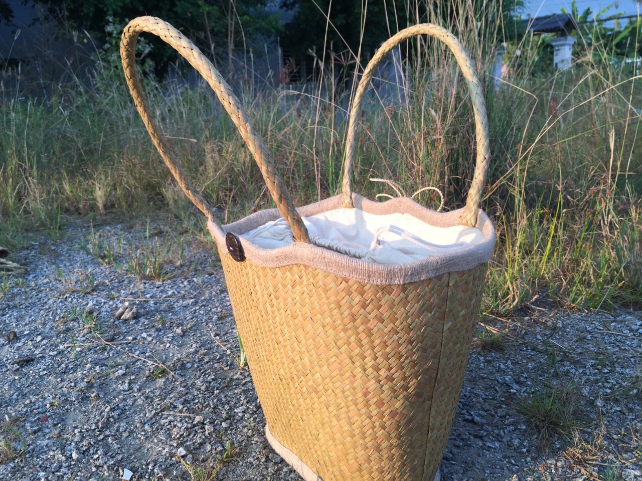 Phối đồ cùng túi xách cỏ bàng đi dạo phố, đi cà phê