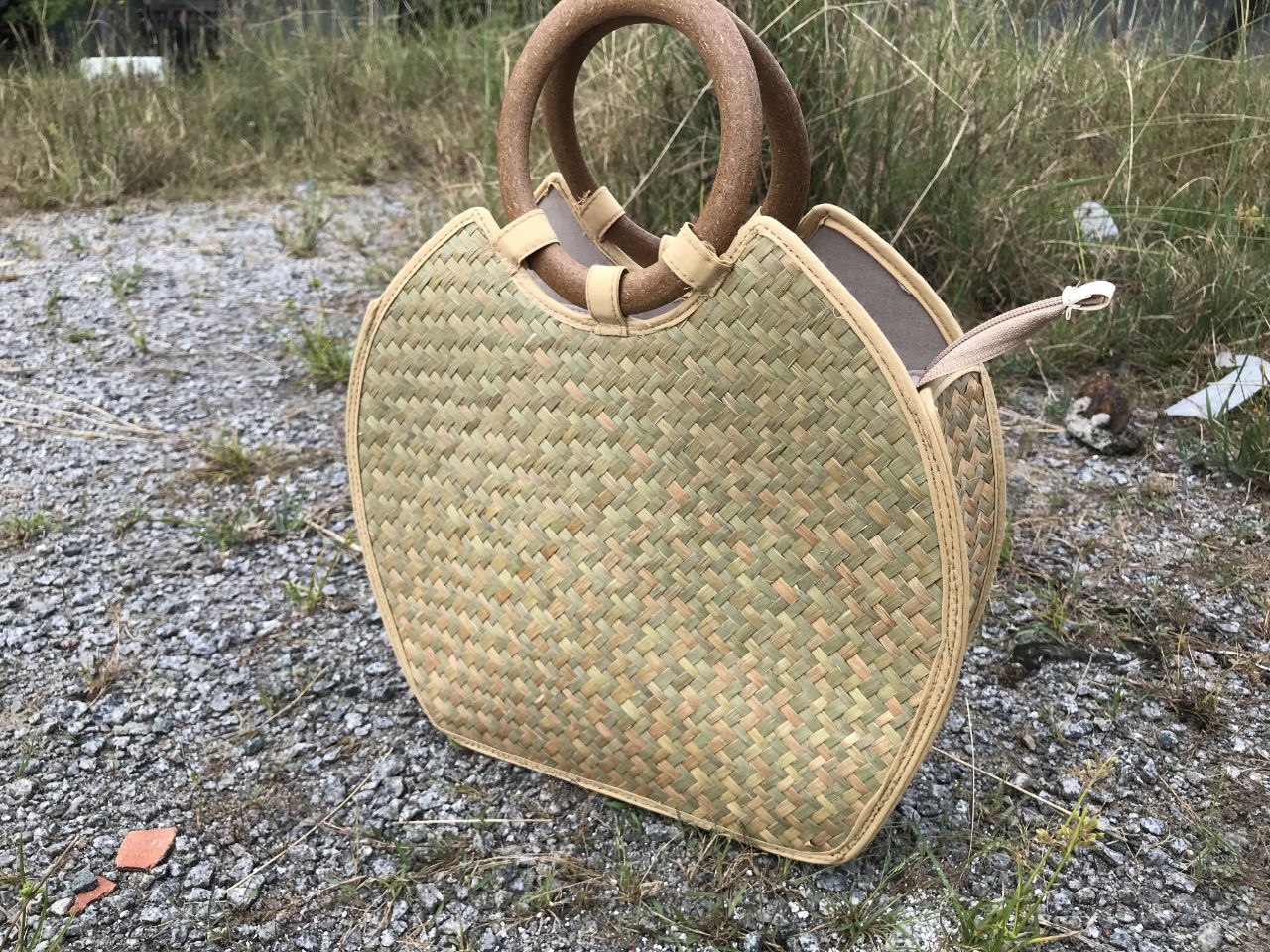 Phối đồ cùng túi xách cỏ bàng đi biển