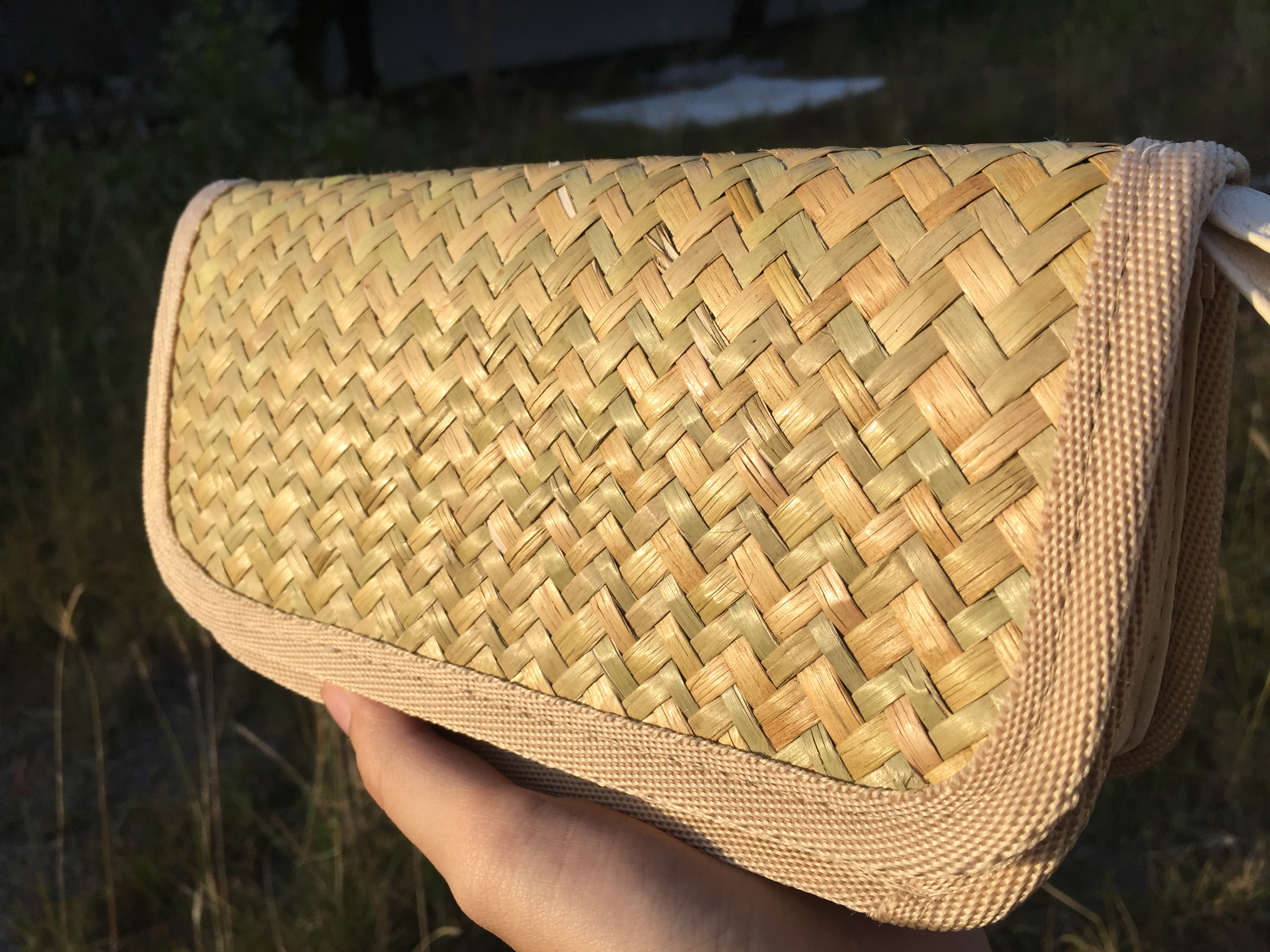 Phối cùng trang phục vàng - nâu - be