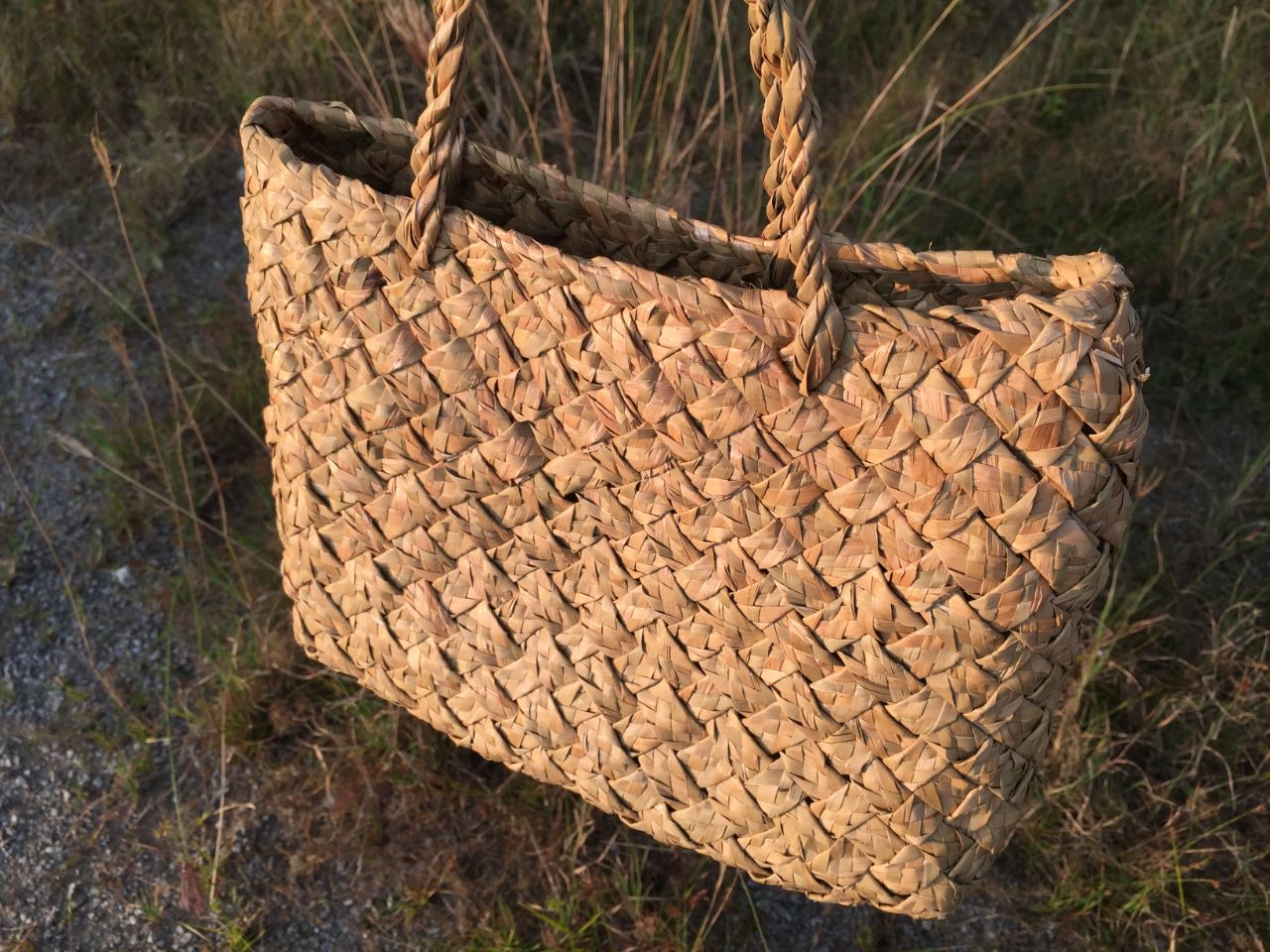 Phối đồ cùng túi xách cỏ bàng đi du lịch