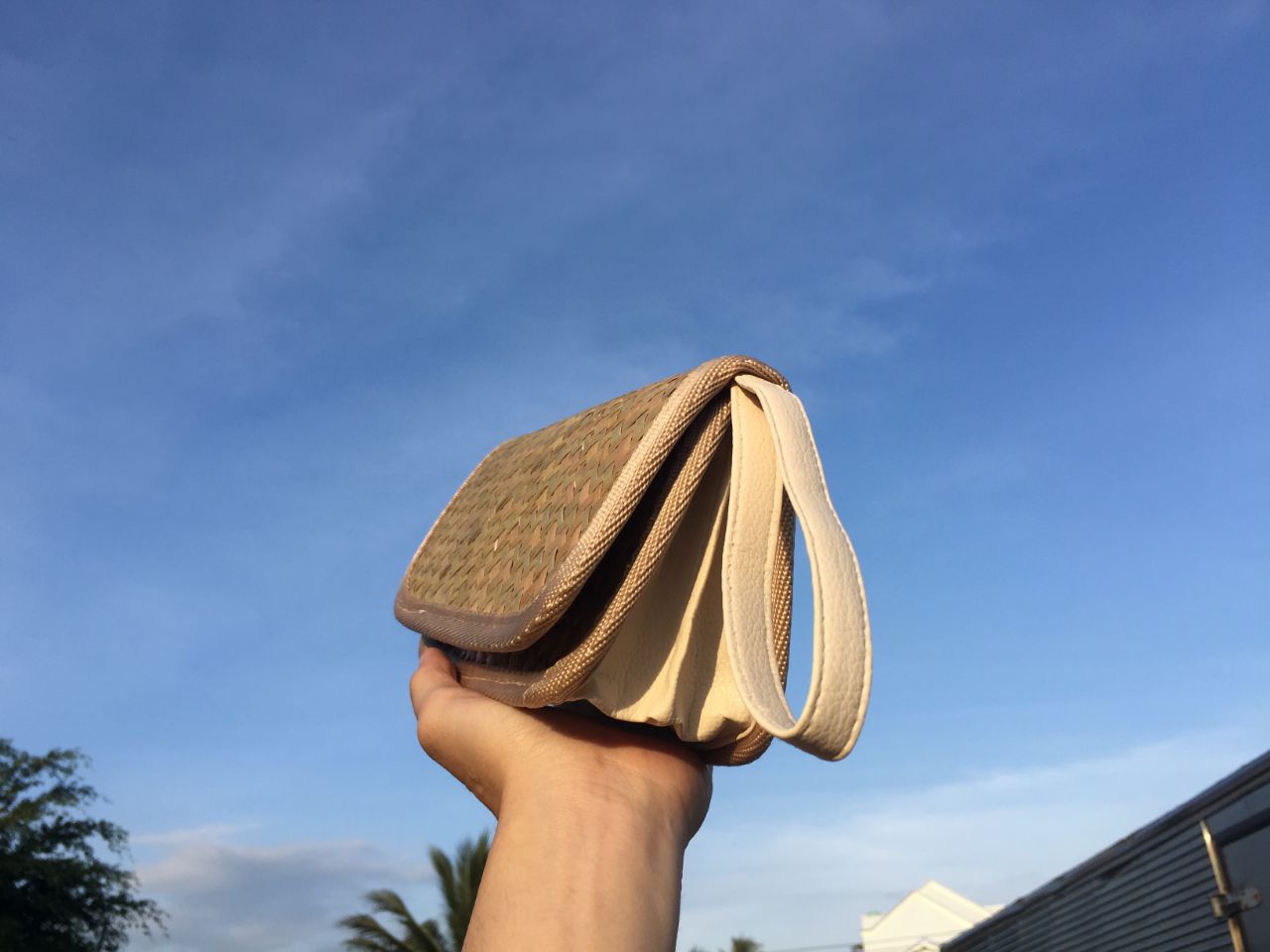 Phối cùng trang phục đen và trắng