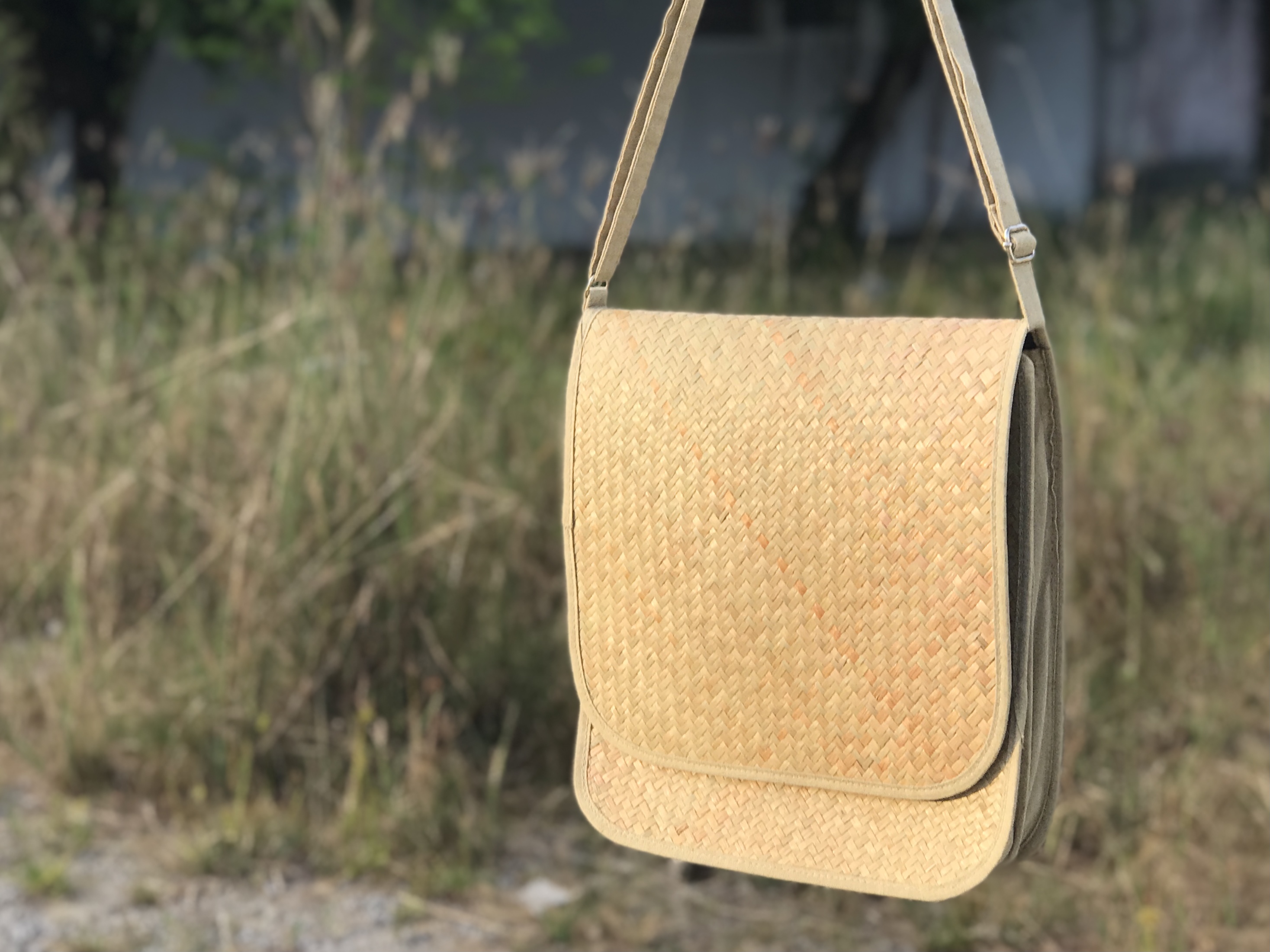 Mang túi xách cỏ bàng đi chơi