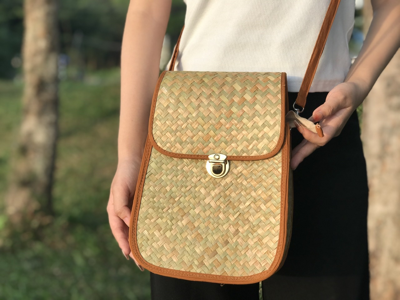 Mang túi xách cỏ bàng đi công tác