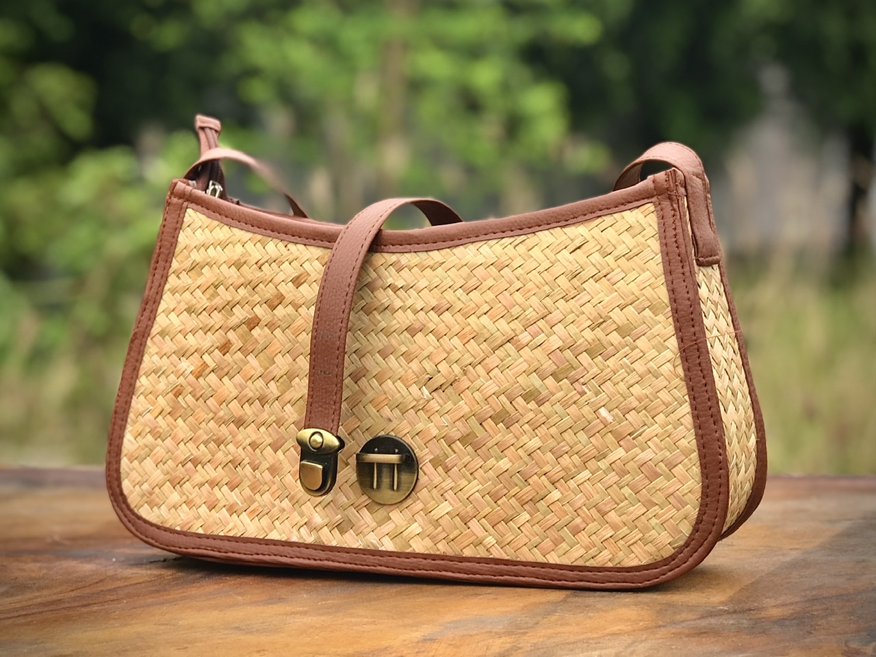 Túi xách cỏ bàng mini là gì?