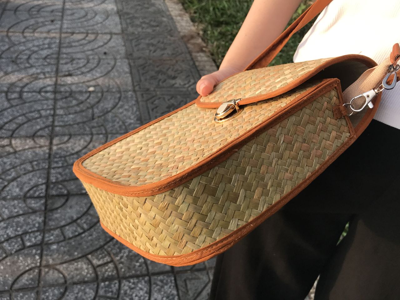 Phối đồ cùng túi xách cỏ bàng nơi công sở