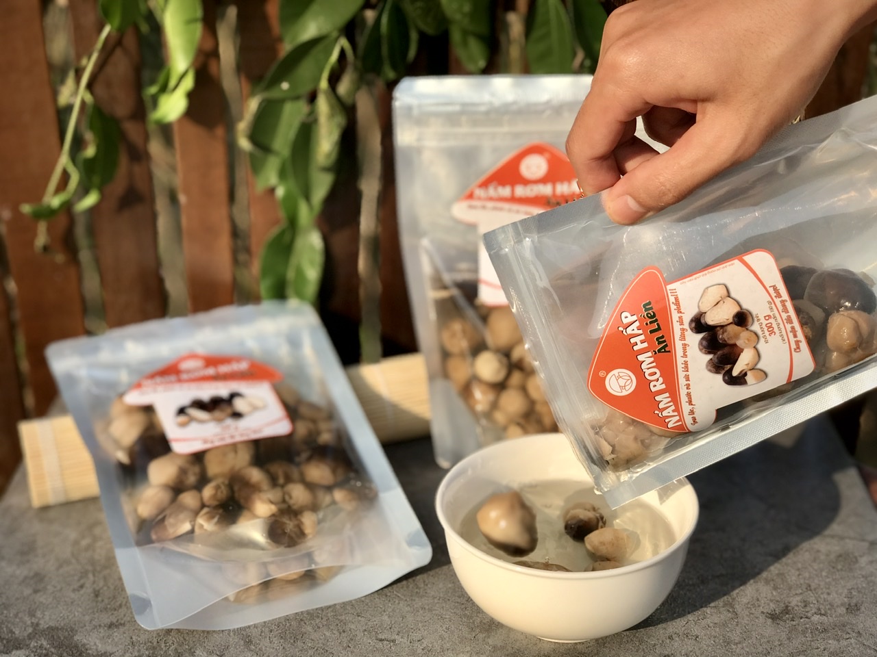 Chế biến nấm rơm trong nồi nhôm