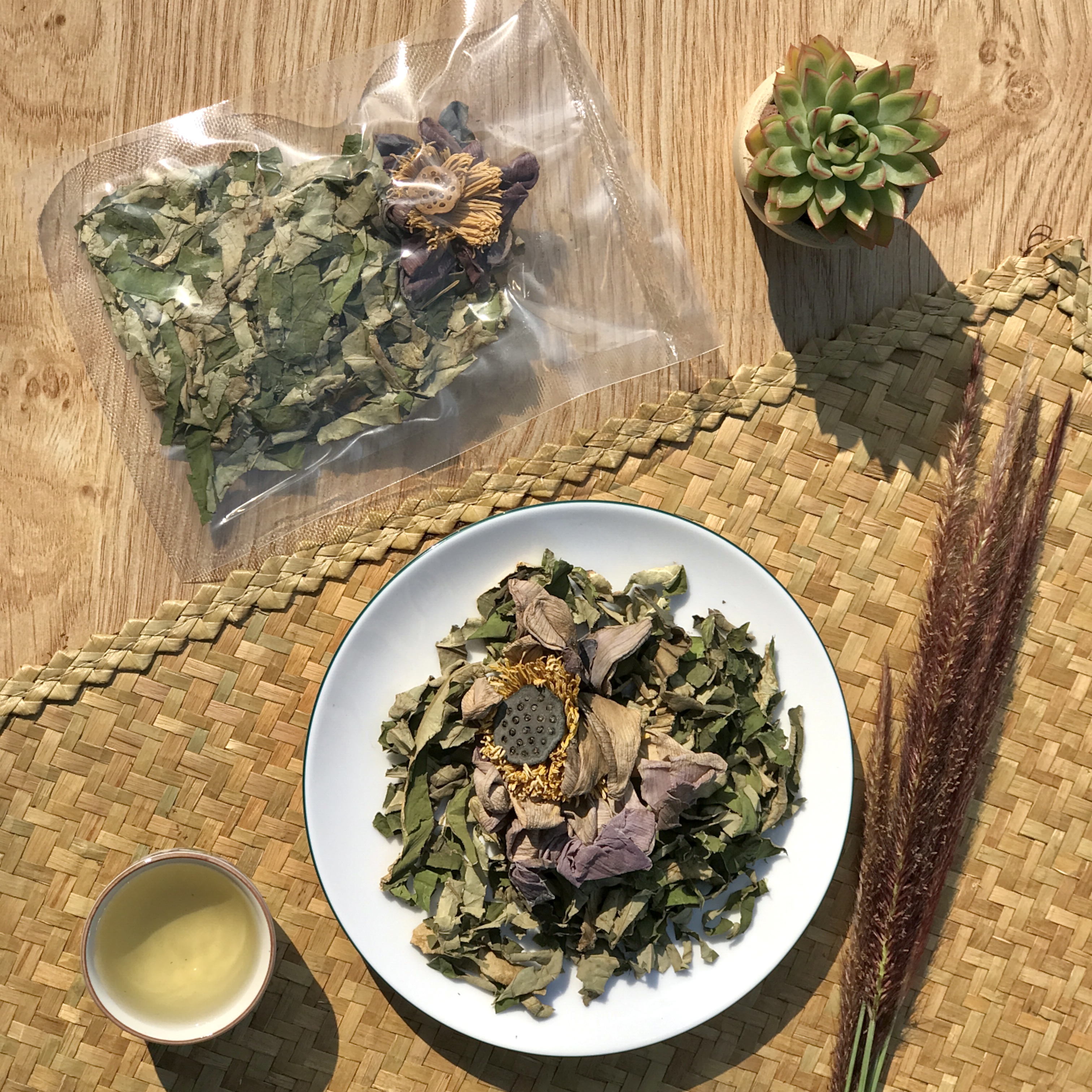 Uống nước lá sen khô có tác dụng gì?