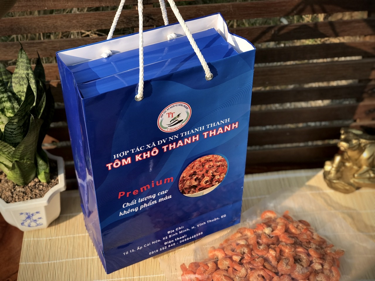 Người đang bị đau mắt đỏ