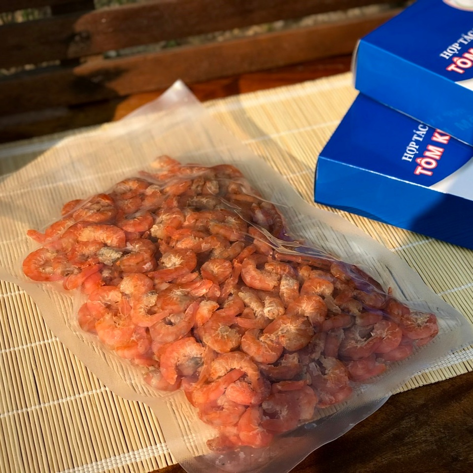 Ăn salad tôm