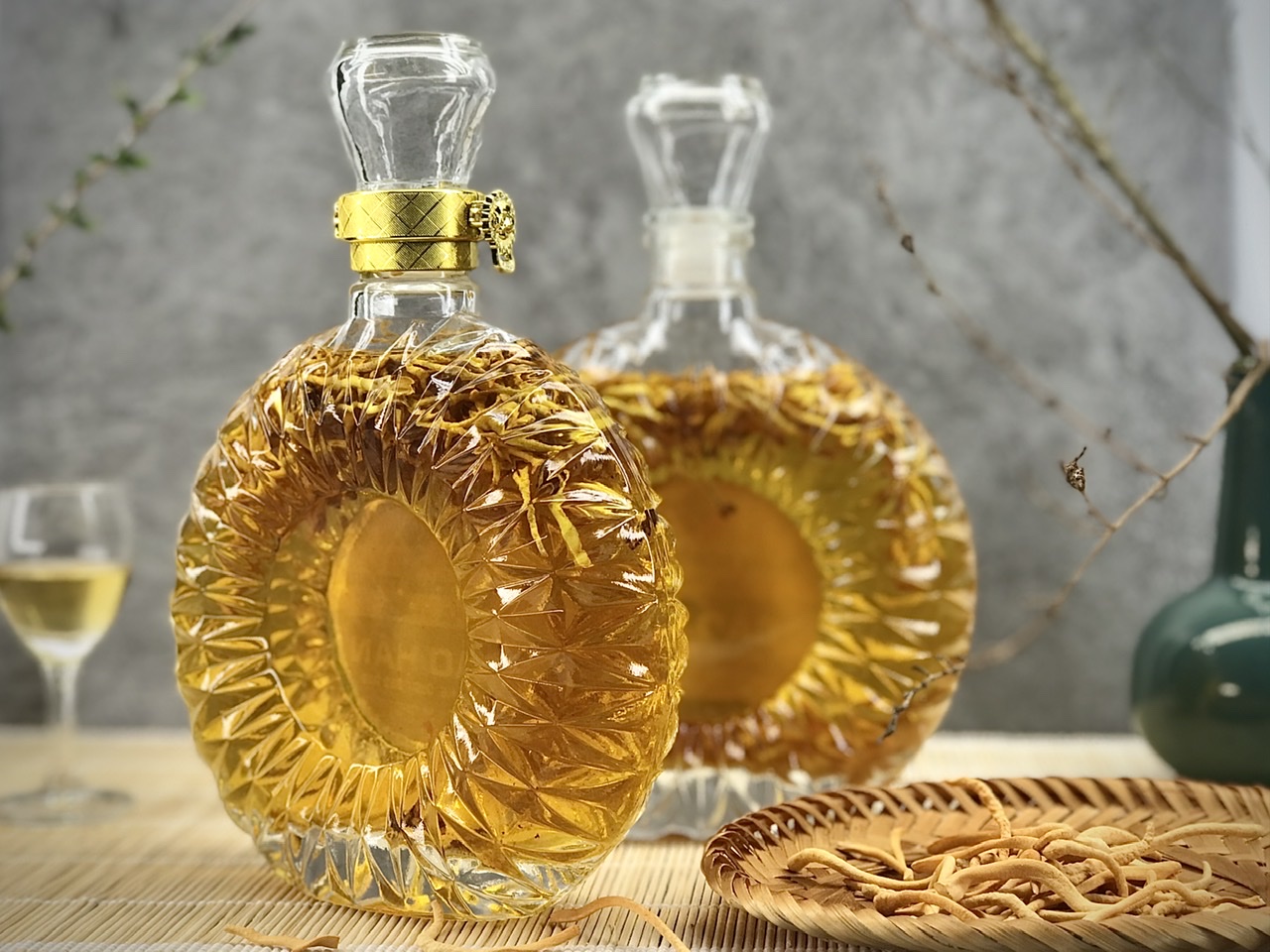 Rượu đông trùng hạ thảo là gì?