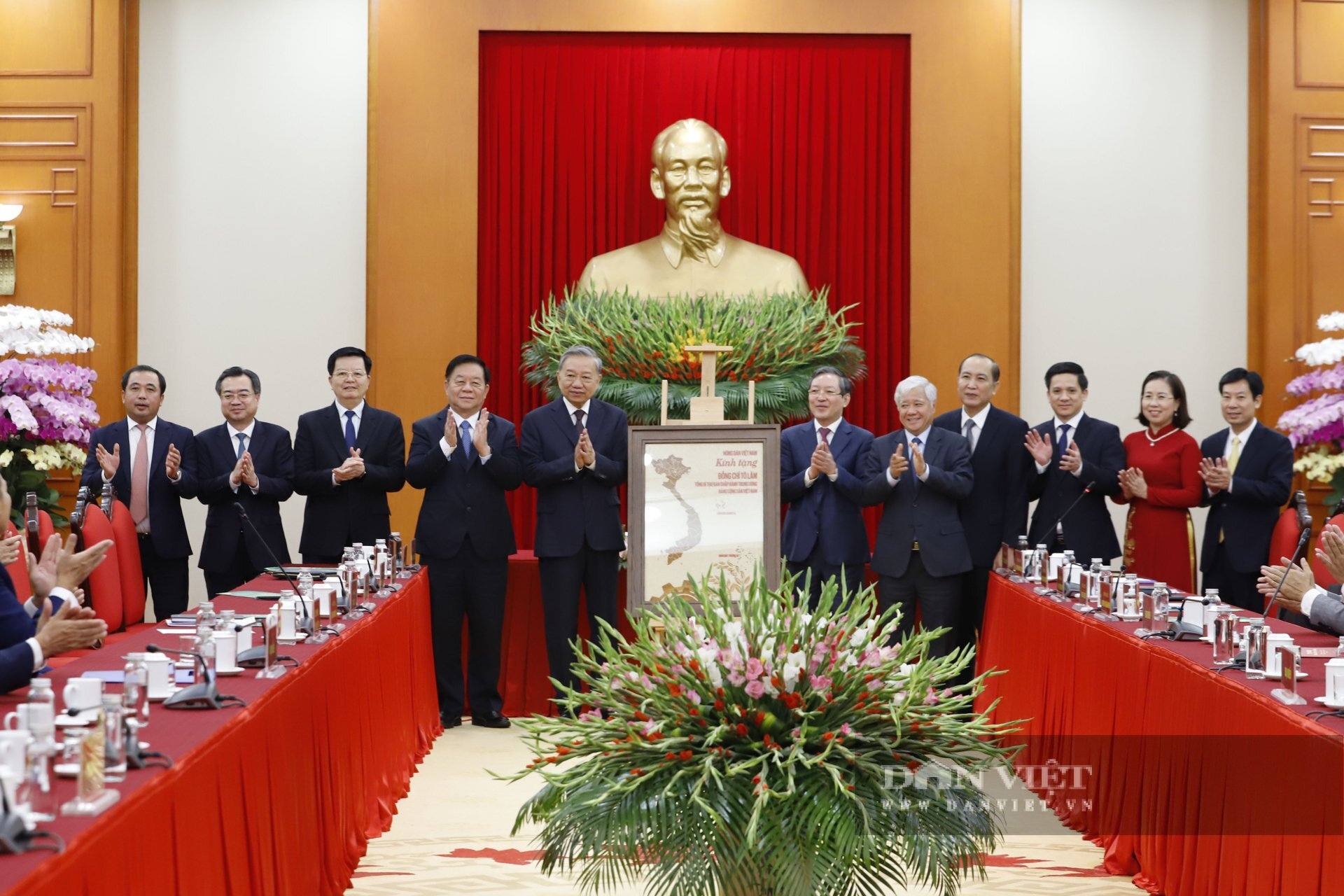 Tổng Bí thư Tô Lâm nhận quà lưu niệm từ nông dân Việt Nam. Đây là bức tranh bản đồ Việt Nam làm từ nông sản.