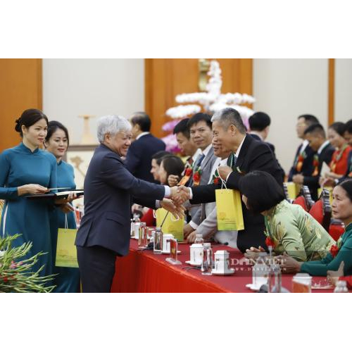 Tổng Bí thư Tô Lâm cùng các đồng chí lãnh đạo Đảng, Nhà nước tặng quà lưu niệm các đại biểu nông dân và nhà khoa học của nhà nông.