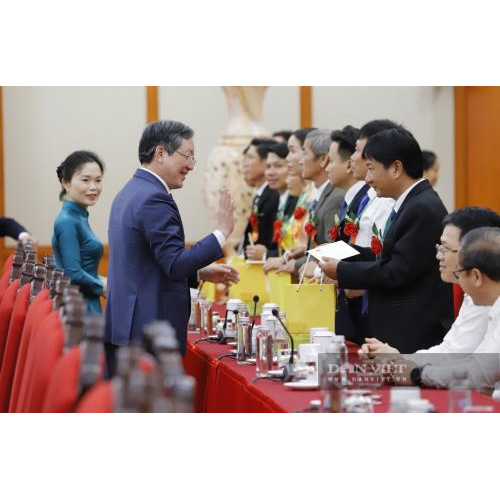 Tổng Bí thư Tô Lâm cùng các đồng chí lãnh đạo Đảng, Nhà nước tặng quà lưu niệm các đại biểu nông dân và nhà khoa học của nhà nông.