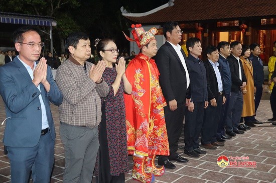 Trang trọng Lễ hội Đền Quả Sơn 2025: Rước thủy trên sông Lam, tri ân Uy Minh Vương