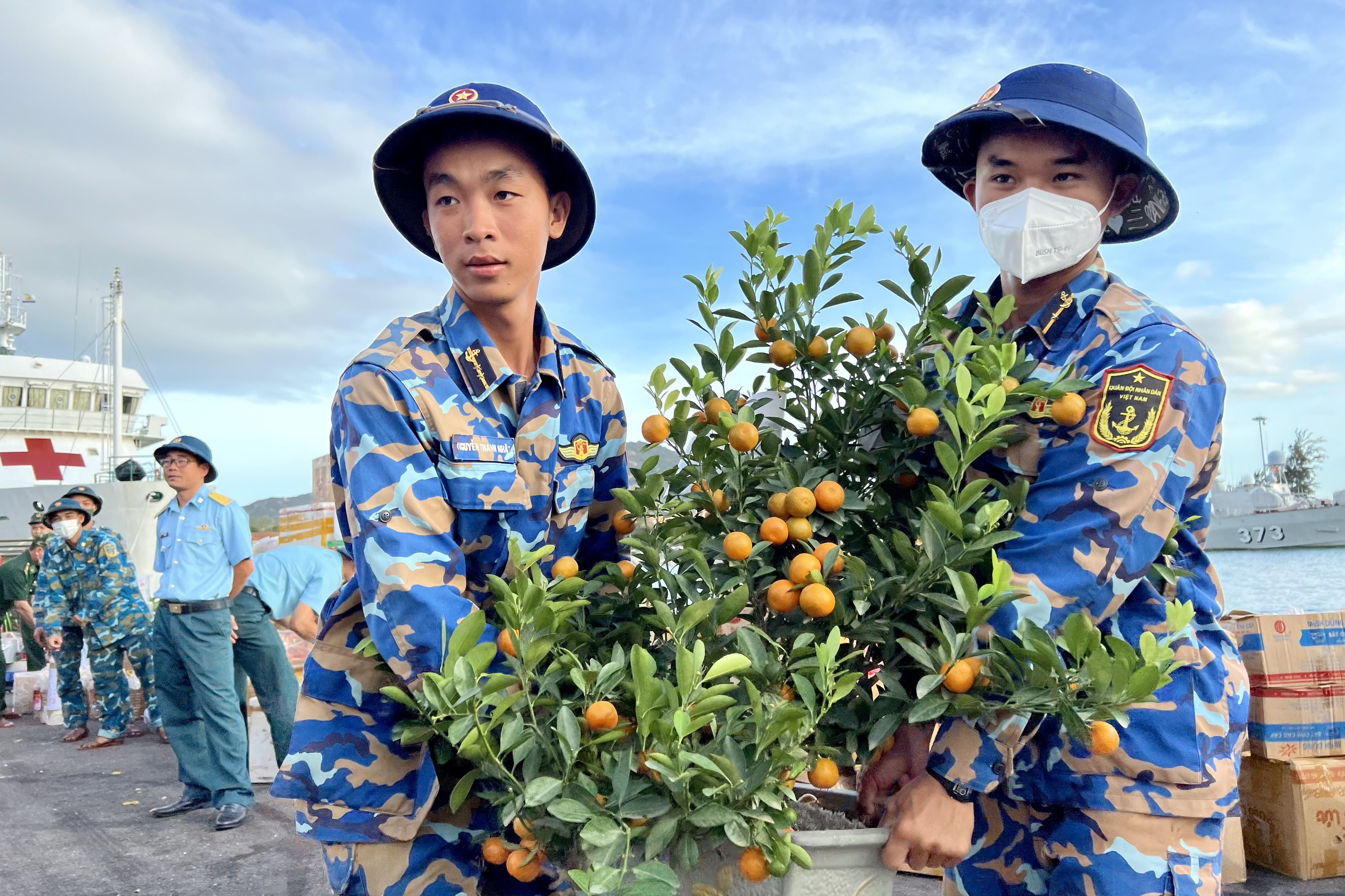 Mang mùa xuân ra Trường Sa