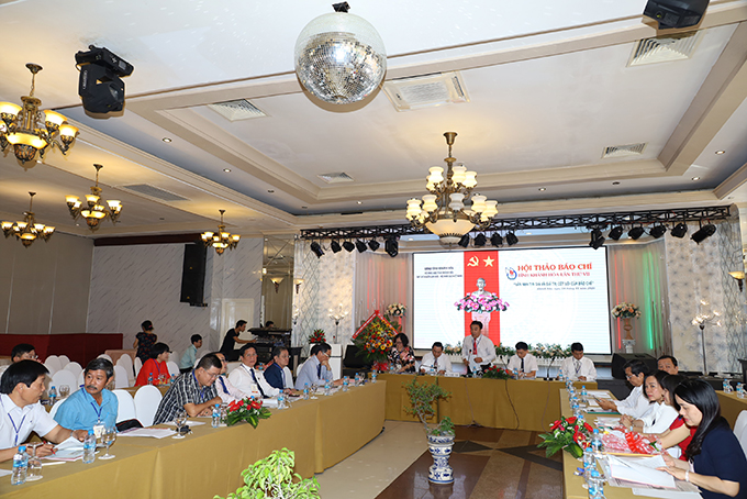 Hội thảo báo chí về vấn nạn tin giả