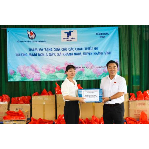 Hội Nhà Báo Tỉnh Khánh Hòa Trao Quà Đến Học Sinh Nghèo Đầu Năm Học Mới