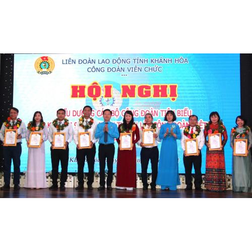 Biểu dương 83 cán bộ công đoàn tiêu biểu