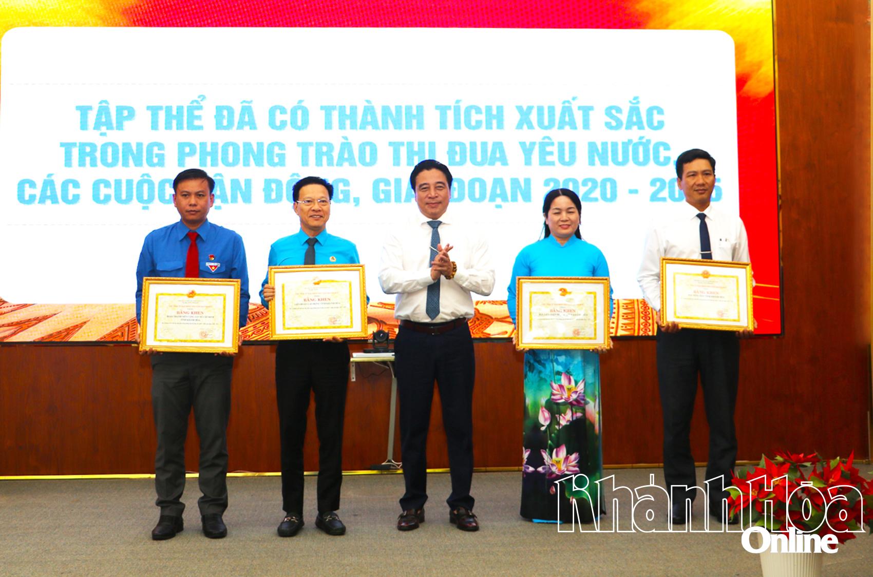 Khen thưởng 14 tập thể, 24 cá nhân có thành tích xuất sắc trong phong trào thi đua yêu nước