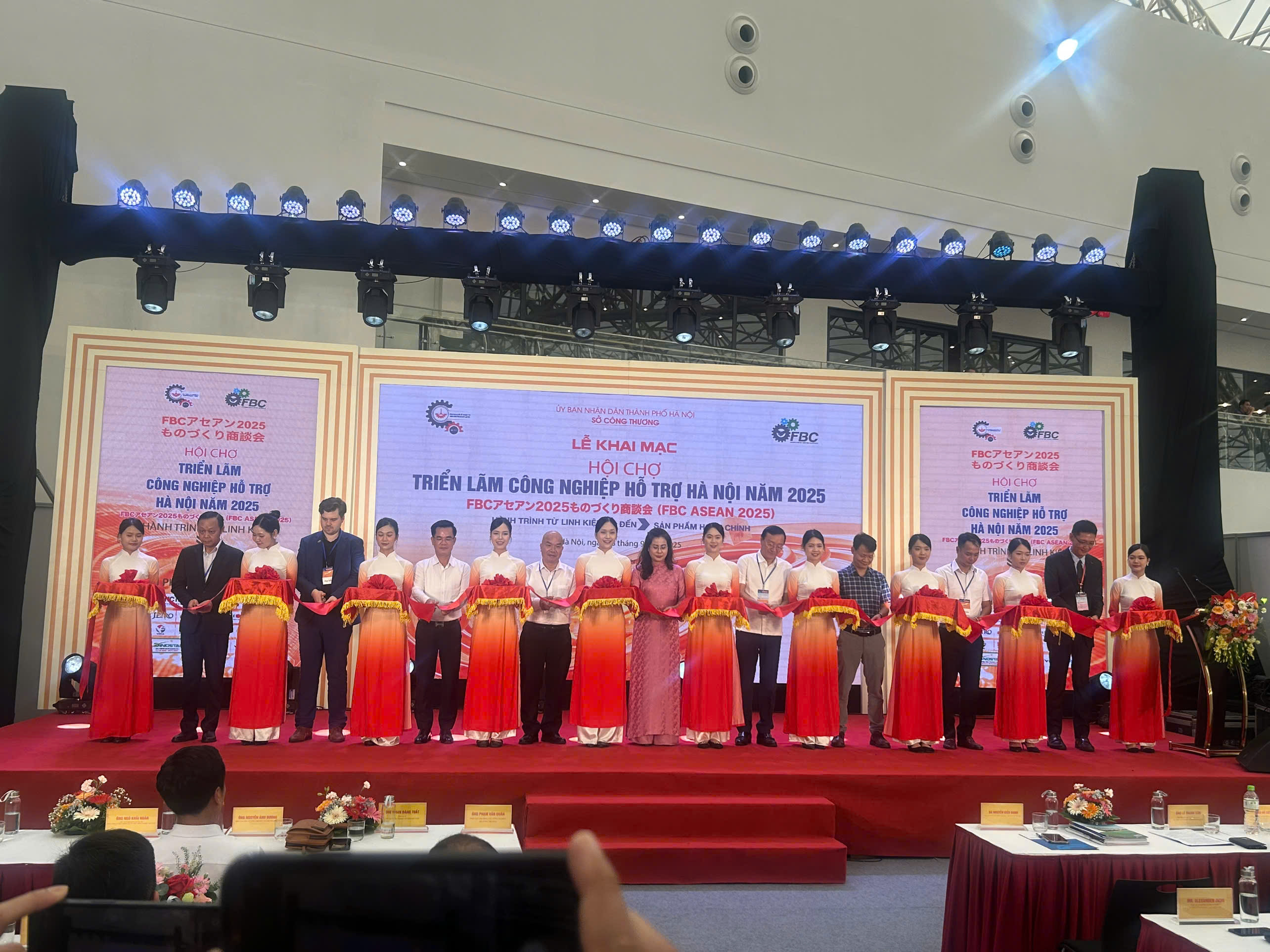 Khai mạc buổi triển lãm