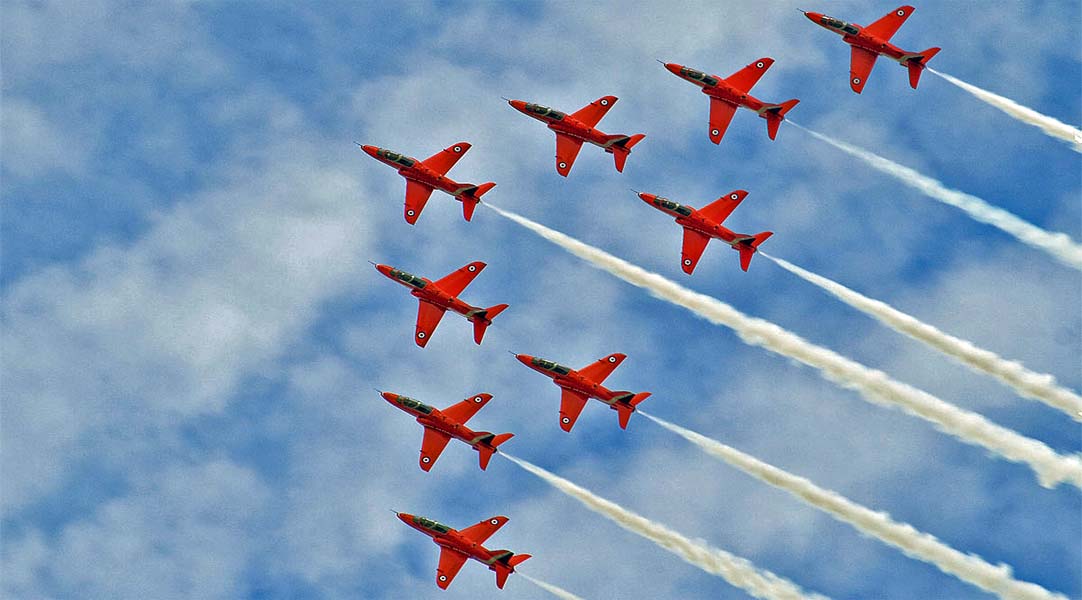 Tại sao có sự hình thành vệt trắng đằng sau máy bay ?