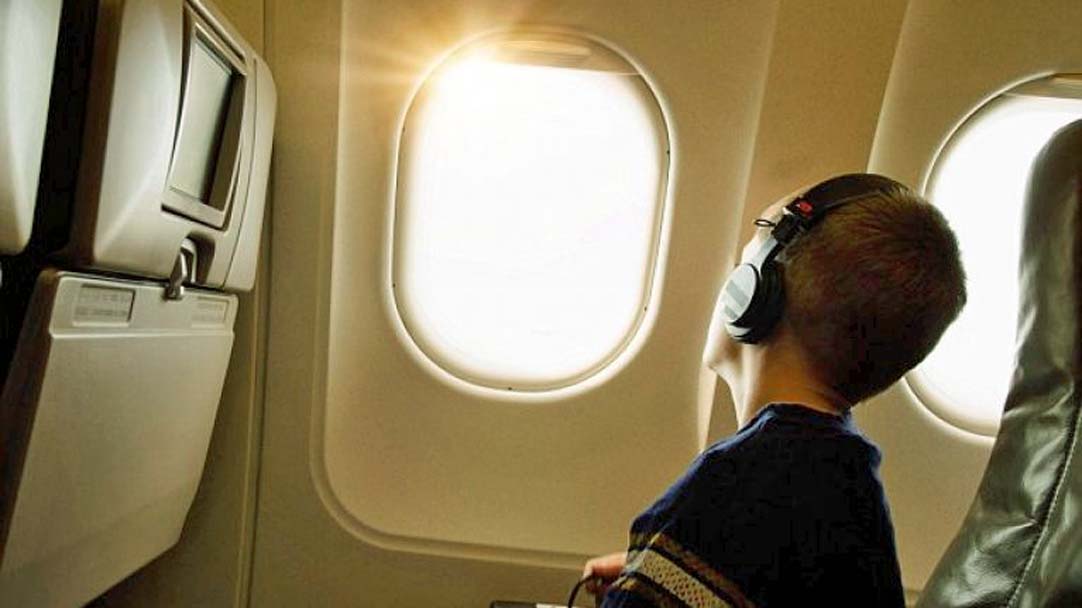 Vì sao bạn phải mở màn cửa sổ khi máy bay cất và hạ cánh ?