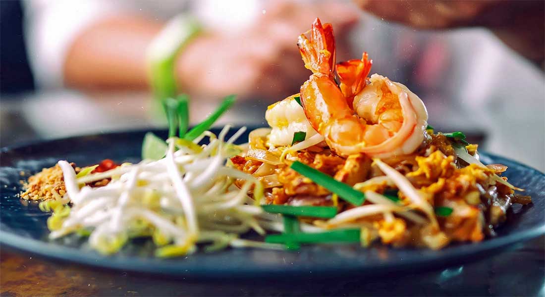 Luôn lấy thức ăn trong bát, đĩa chung từ phía rìa