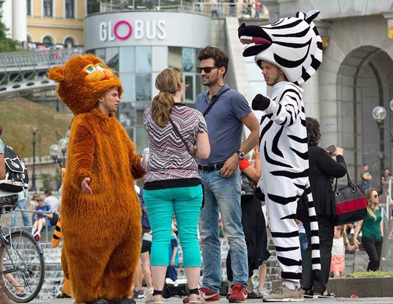 01. Những con rối kích thước to như người thật