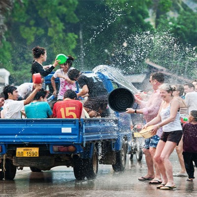Tết Té Nước Với Người Lào