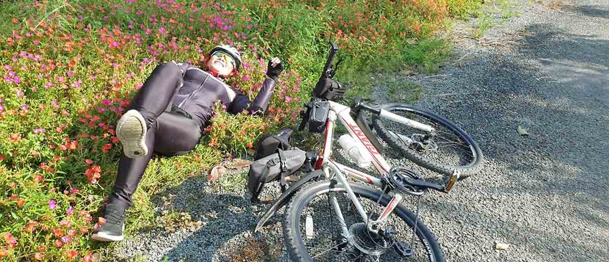 Mang theo đồ ăn nhẹ và nước