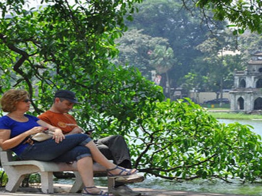 Du khách nước ngoài thưởng lãm không khí mùa thu lãng mạn bên Hồ Gươm, Hà Nội