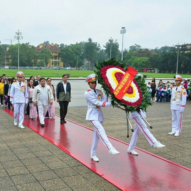 Đoàn Thăm Lăng Bác Tại Ba Đình