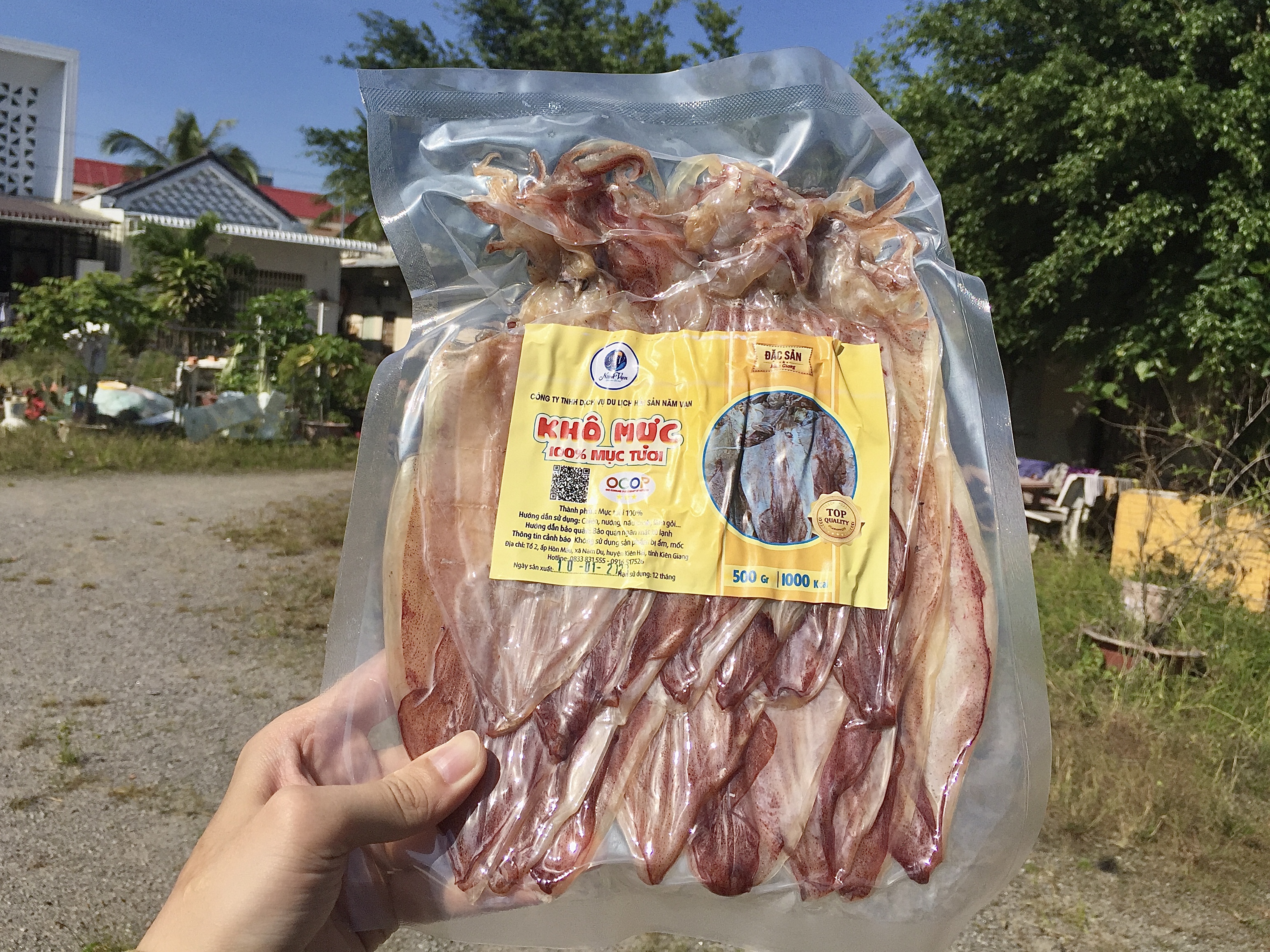 Hạn chế ăn mực uống cùng bia