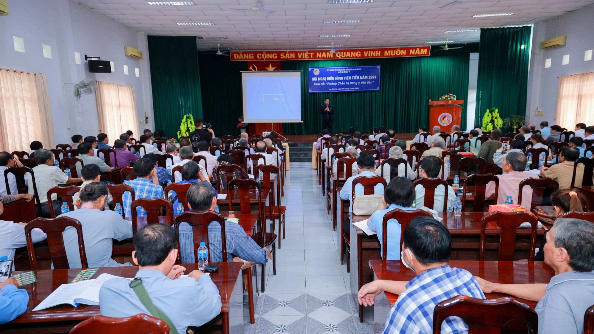 Hội nghị điển hình tiên tiến 2024 – Tôn vinh các phòng chẩn trị Đông y tiên tiến