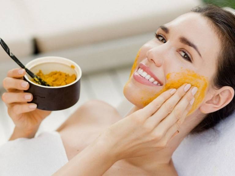 Đắp mặt nạ đông trùng hạ thảo