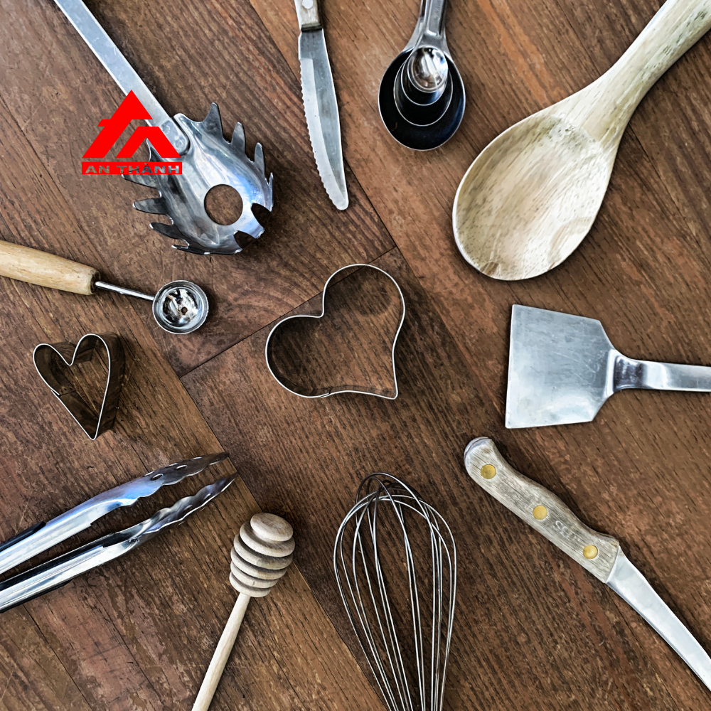 Tại Sao Dụng Cụ Bếp Nhà Bạn Dù Rửa Mỗi Ngày Vẫn Bám Mùi?