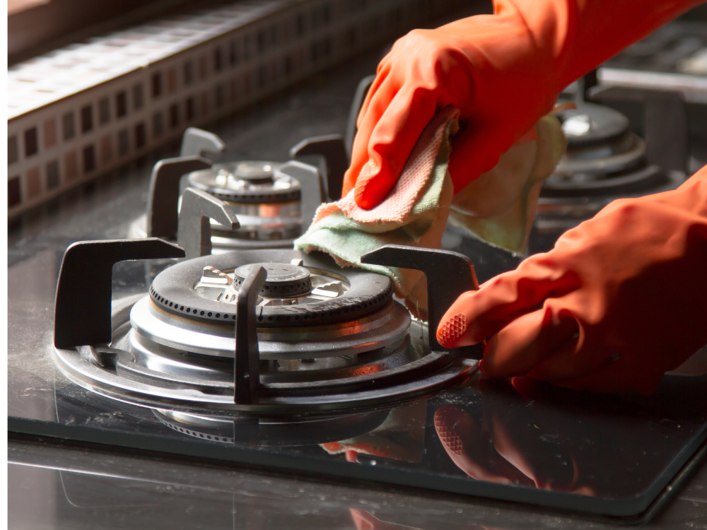 1. Bề mặt bếp – Lau mỗi ngày, tránh mảng bám tích tụ