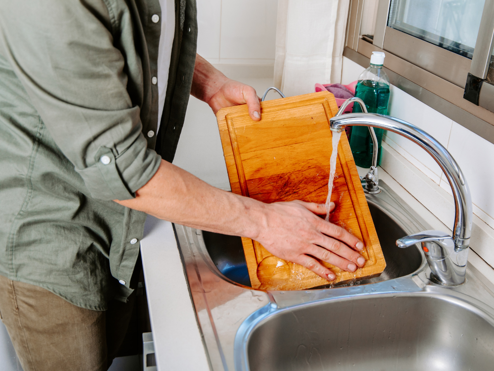 4. Thớt, dao và dụng cụ cắt – Là nơi trú ngụ của vi khuẩn nếu không làm sạch kỹ