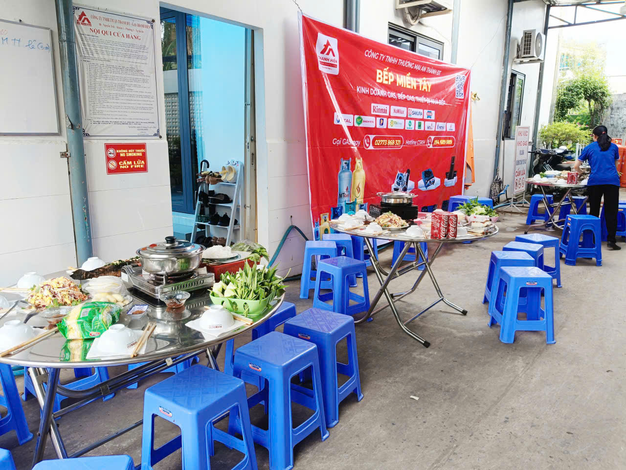 Không khí buổi tiệc tràn ngập sắc màu và cảm xúc: