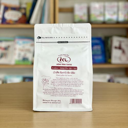 Hồng Minh Coffee – Sự Kết Hợp Tinh Tế Giữa Arabica, Moka Cầu Đất và Hương Sen Thanh Nhẹ