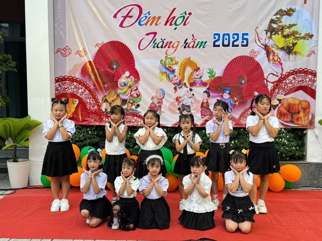 Không khí rộn ràng trong đêm hội trăng rằm