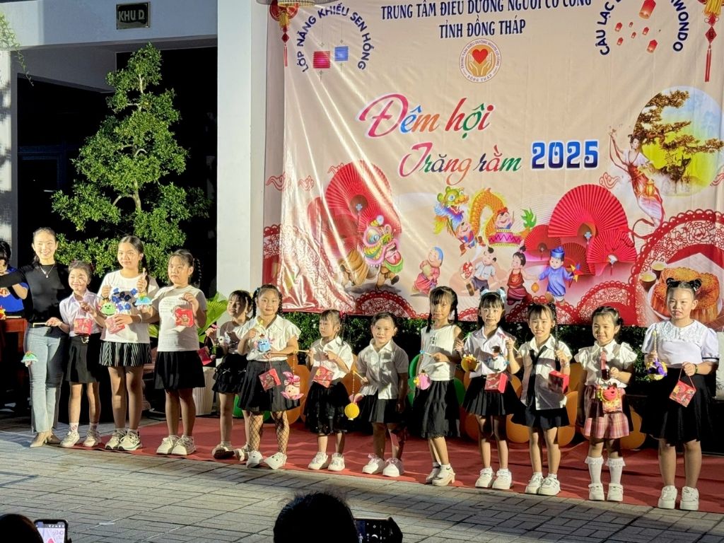 Trao quà – gửi gắm yêu thương