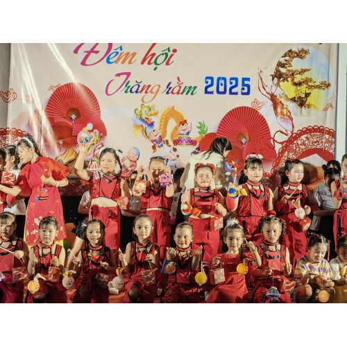 Trao quà – gửi gắm yêu thương