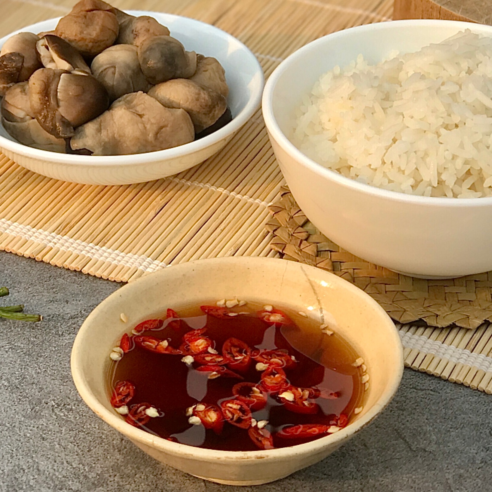 So Sánh Sự Khác Nhau Giữa Mắm Truyền Thống Và Nước Mắm Công Nghiệp