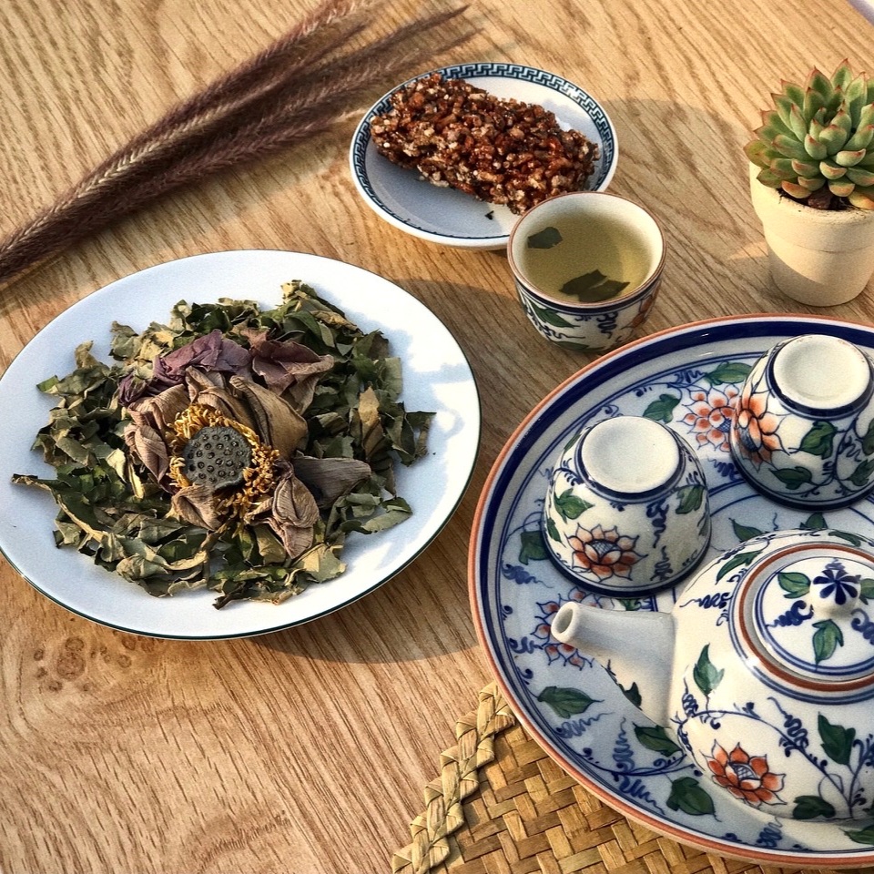 Ai không nên uống nước lá sen?