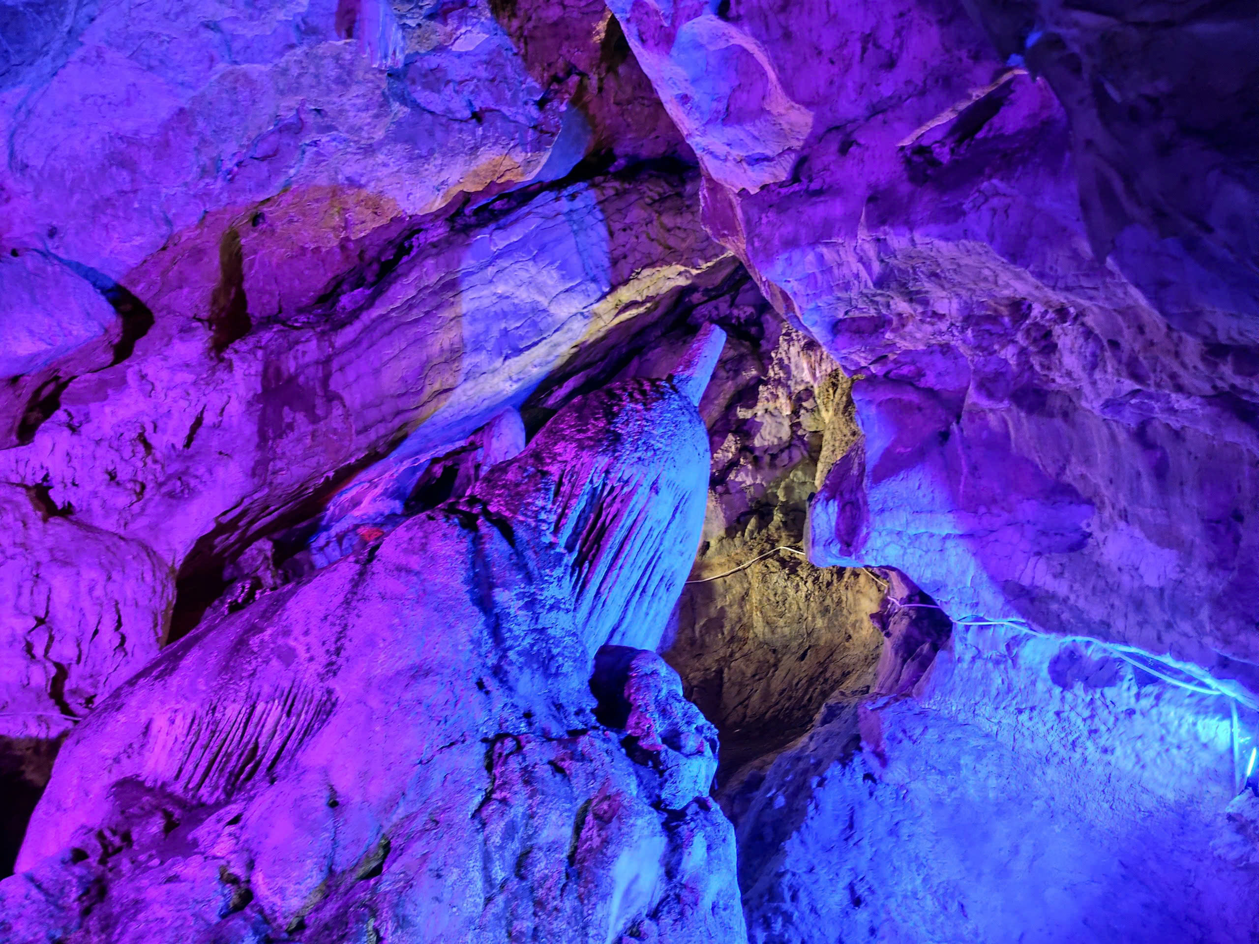 Khám phá vẻ đẹp độc đáo của Núi Đá Dựng