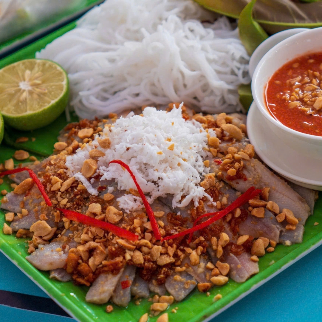 Gỏi Cá Trích Hà Tiên – Tinh Hoa Biển Cả Giữa Miền Đất Thơ Mộng