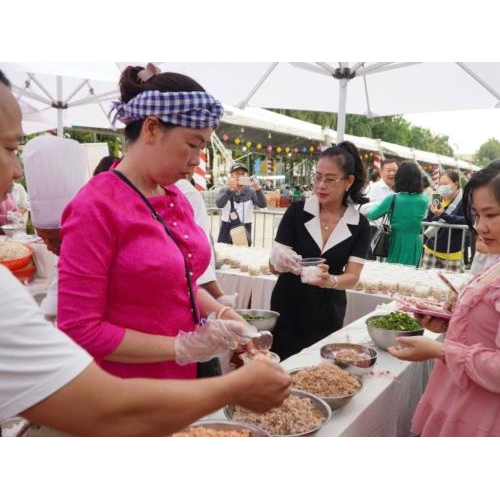 Tận mắt chứng kiến nghệ nhân chế biến món ngon trứ danh