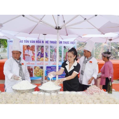 Tận mắt chứng kiến nghệ nhân chế biến món ngon trứ danh