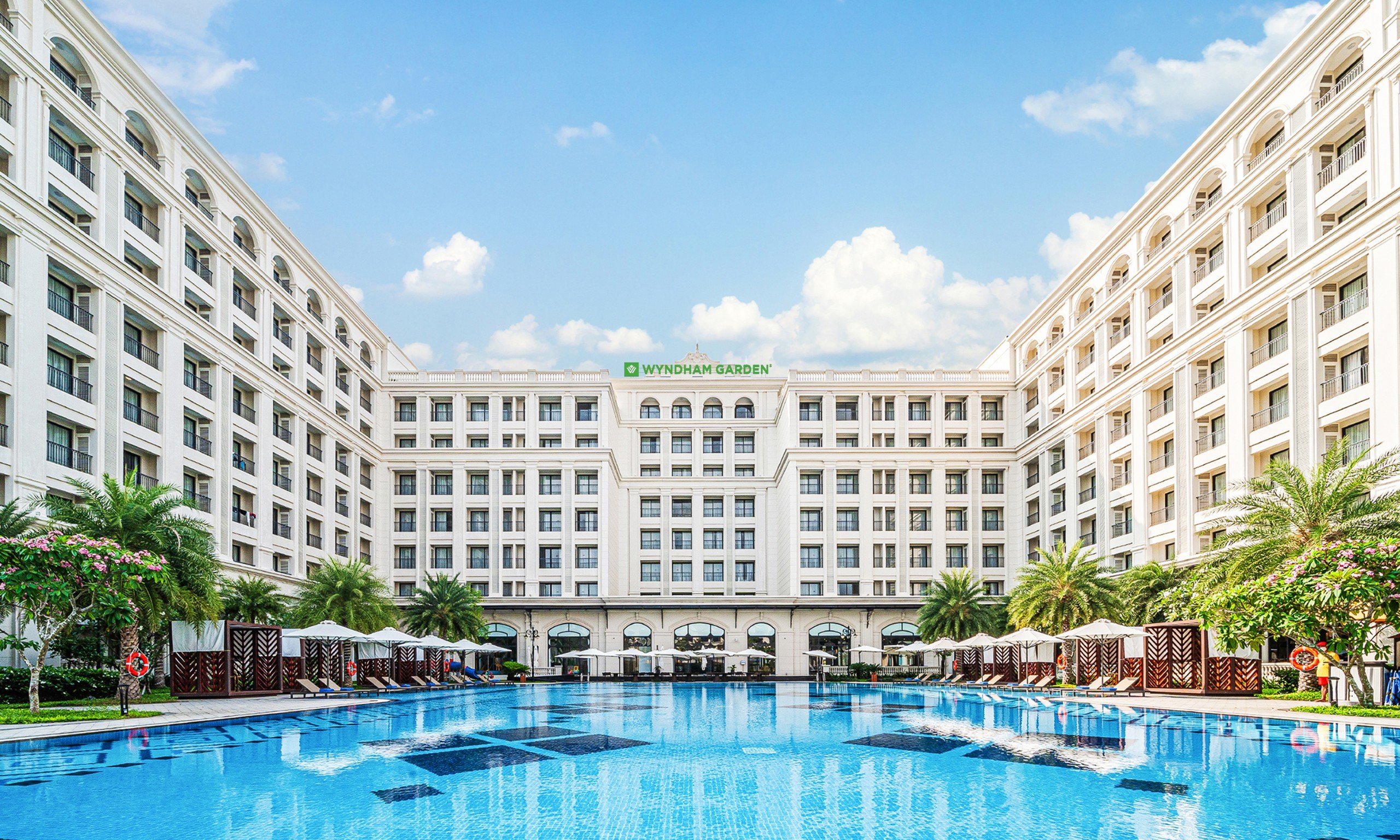 Hồ Bơi Ngoài Trời